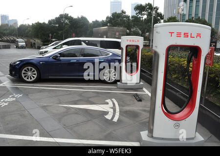 --FILE--la ricarica delle pile di Tesla sono visti in corrispondenza di una stazione di carica in Cina a Shanghai, 2 dicembre 2018. Tesla è il rivestimento fino a circa 2 miliardi di dollari (più di 1 Foto Stock