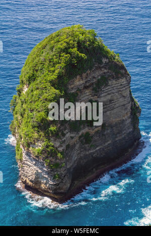 Vertiginoso, vorticoso acqua schiumosa onde ocean fotografata da sopra cliff. Foto Stock