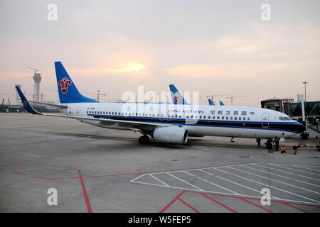 --FILE--un Boeing 737-800 jet piano della China Southern Airlines è raffigurato a Wuhan Tianhe International Airport nella città di Wuhan, Cina centrale di hub Foto Stock