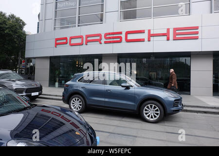 --FILE--Vista di una concessionaria store di Porsche in Cina a Shanghai, 15 gennaio 2019. Porsche, high-end marca della casa automobilistica tedesca Volkswagen, Foto Stock