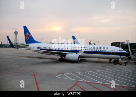 --FILE--un Boeing 737-800 jet piano della China Southern Airlines è raffigurato a Wuhan Tianhe International Airport nella città di Wuhan, Cina centrale di hub Foto Stock