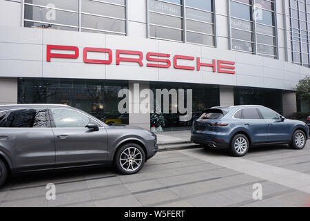 --FILE--Vista di una concessionaria store di Porsche in Cina a Shanghai, 15 gennaio 2019. Porsche, high-end marca della casa automobilistica tedesca Volkswagen, Foto Stock