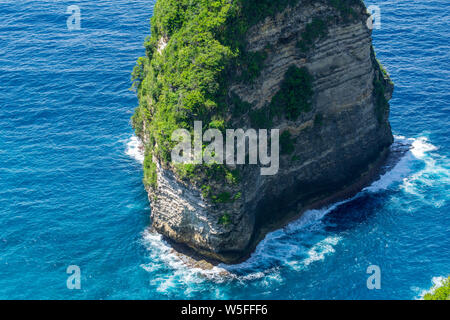 Vertiginoso, vorticoso acqua schiumosa onde ocean fotografata da sopra cliff. Foto Stock