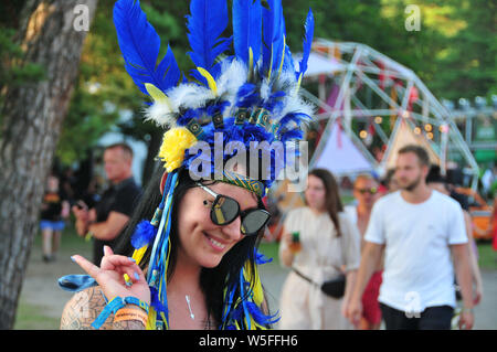 (190729) -- PECHINO, luglio 29, 2019 (Xinhua) -- una ragazza assiste il Positivus festival nella città costiera di Salacgriva, Lettonia, 27 luglio 2019. Positivus, noto come il più grande e il più importante festival di musica negli Stati baltici, si svolge ogni anno nel mese di luglio. (Foto di Janis/Xinhua) Foto Stock