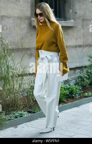 Un pedone comporta per un street style snap durante la settimana della moda di Parigi Autunno/Inverno 2019 a Parigi, Francia, 27 febbraio 2019. Foto Stock