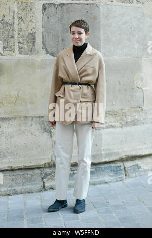 Un pedone comporta per un street style snap durante la settimana della moda di Parigi Autunno/Inverno 2019 a Parigi, Francia, 27 febbraio 2019. Foto Stock