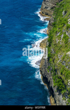 Vertiginoso, vorticoso acqua schiumosa onde ocean fotografata da sopra cliff. Foto Stock