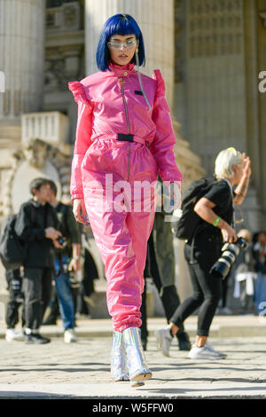 Un pedone comporta per un street style snap durante la settimana della moda di Parigi Autunno/Inverno 2019 a Parigi, Francia, 27 febbraio 2019. Foto Stock