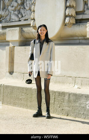 Un pedone comporta per un street style snap durante la settimana della moda di Parigi Autunno/Inverno 2019 a Parigi, Francia, 27 febbraio 2019. Foto Stock