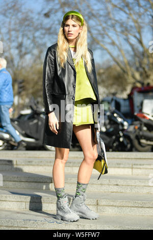 Un pedone comporta per un street style snap durante la settimana della moda di Parigi Autunno/Inverno 2019 a Parigi, Francia, 27 febbraio 2019. Foto Stock
