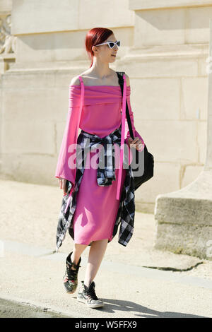 Un pedone comporta per un street style snap durante la settimana della moda di Parigi Autunno/Inverno 2019 a Parigi, Francia, 27 febbraio 2019. Foto Stock