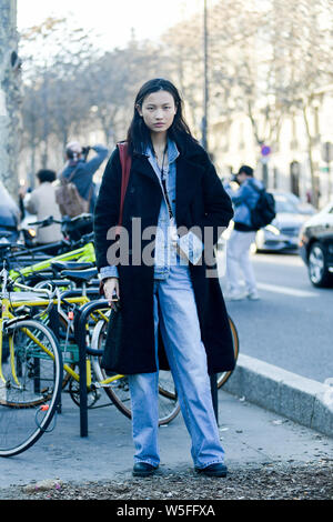 Un pedone comporta per un street style snap durante la settimana della moda di Parigi Autunno/Inverno 2019 a Parigi, Francia, 27 febbraio 2019. Foto Stock