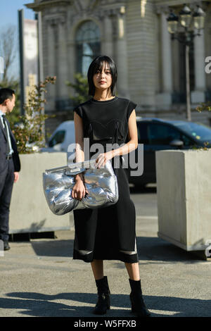 Attrice Cinese Xin Zhilei è raffigurato a Parigi durante la settimana della moda di Parigi Autunno Inverno 19/20 in Francia, il 27 febbraio 2019. Borsa: Maison Margiela ** Foto Stock