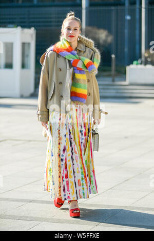 Un pedone comporta per un street style snap durante la settimana della moda di Parigi Autunno/Inverno 2019 a Parigi, Francia, 27 febbraio 2019. Foto Stock