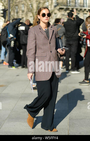 Un pedone comporta per un street style snap durante la settimana della moda di Parigi Autunno/Inverno 2019 a Parigi, Francia, 27 febbraio 2019. Foto Stock