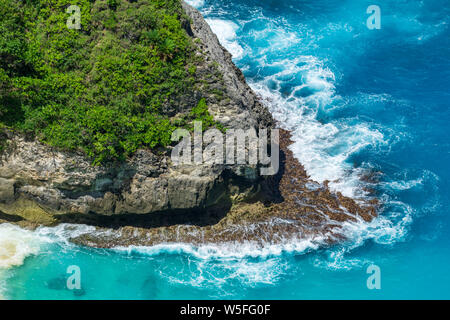 Vertiginoso, vorticoso acqua schiumosa onde ocean fotografata da sopra cliff. Foto Stock