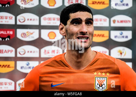 Calcio belga giocatore Marouane Fellaini riceve un'intervista dopo il match di primo turno contro Pechino Renhe F.C durante il 2019 il calcio cinese Foto Stock