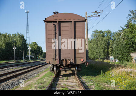 Città di Riga, Lettonia Repubblica. Un carro merci è in piedi su un binario. Juny 28. 2019 Foto di viaggio. Foto Stock