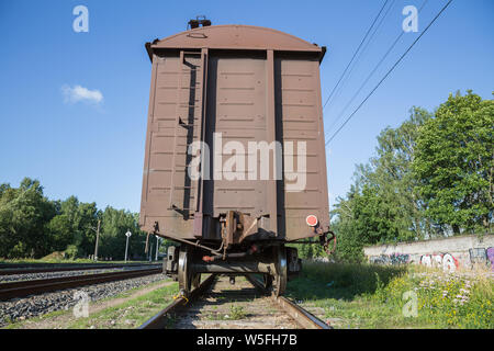 Città di Riga, Lettonia Repubblica. Un carro merci è in piedi su un binario. Juny 28. 2019 Foto di viaggio. Foto Stock