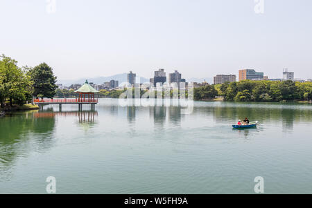 Parco Ohori con Ukimi Pavilion e sullo skyline in background. Chuo-ku, Fukuoka, Giappone, Asia. Foto Stock