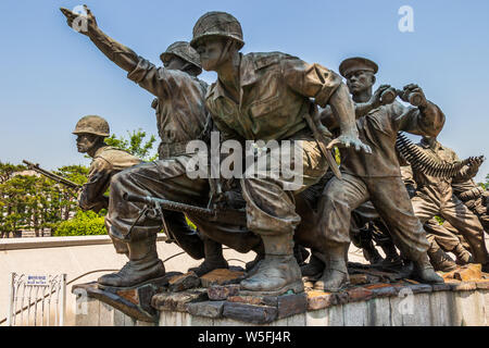 Vista ravvicinata del monumento con scontri militari azienda per la riunificazione pacifica nel memoriale di guerra di Corea. Yongsan, Seoul, Corea del Sud, Asia. Foto Stock