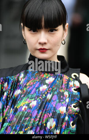 Moda giapponese modello Kozue Akimoto pone durante la settimana della moda di Parigi per Donna Autunno/Inverno 2019/2020 a Parigi, Francia, 4 marzo 2019. Foto Stock