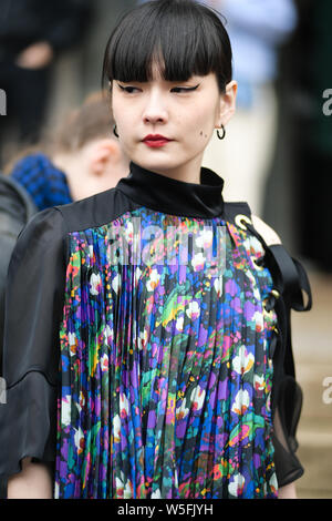 Moda giapponese modello Kozue Akimoto pone durante la settimana della moda di Parigi per Donna Autunno/Inverno 2019/2020 a Parigi, Francia, 4 marzo 2019. Foto Stock