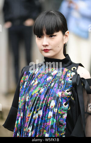 Moda giapponese modello Kozue Akimoto pone durante la settimana della moda di Parigi per Donna Autunno/Inverno 2019/2020 a Parigi, Francia, 4 marzo 2019. Foto Stock