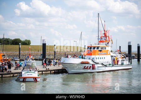 Wilhelmshaven, Germania. 28 Luglio, 2019. Il giorno del salvataggio in mare dei soccorritori della Società tedesca per il salvataggio dei naufraghi, una barca e di un cruiser di DGzRS giacciono sulla costa di Wilhelmshaven. Credito: Mohssen Assanimoghaddam/dpa/Alamy Live News Foto Stock