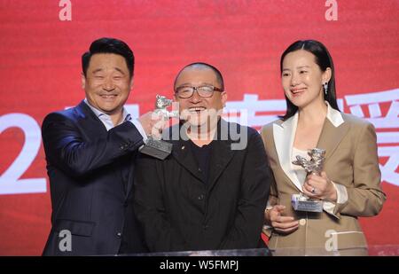 (Da sinistra) attore cinese Wang Jingchun, direttore Wang Xiaoshuai e attrice Yong Mei di partecipare alla conferenza stampa per il fim 'So lungo, mio figlio" a Beiji Foto Stock