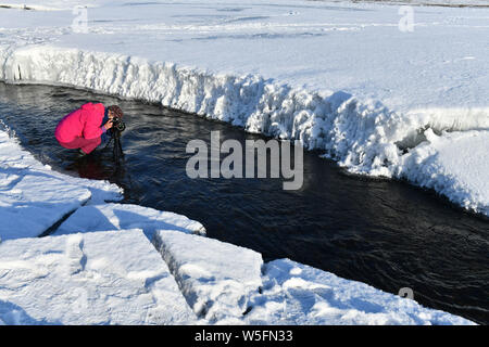 Un paesaggio innevato della Scenic Area del Fiume Zhadun coperte di neve in città Yakeshi, Hulunbuir città, a nord della Cina di Mongolia Interna Regione Autonoma Foto Stock