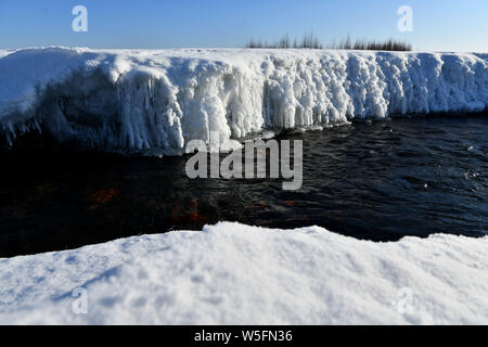 Un paesaggio innevato della Scenic Area del Fiume Zhadun coperte di neve in città Yakeshi, Hulunbuir città, a nord della Cina di Mongolia Interna Regione Autonoma Foto Stock