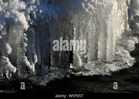 Un paesaggio innevato della Scenic Area del Fiume Zhadun coperte di neve in città Yakeshi, Hulunbuir città, a nord della Cina di Mongolia Interna Regione Autonoma Foto Stock