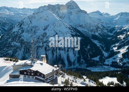 Austria, Kleinwalsertal (piccola valle Walser), Allgau Alpi, stazione della funivia e bg.: Mt. Widderstein (2558 m) , da Walmendinger Horn (1990 m) Foto Stock