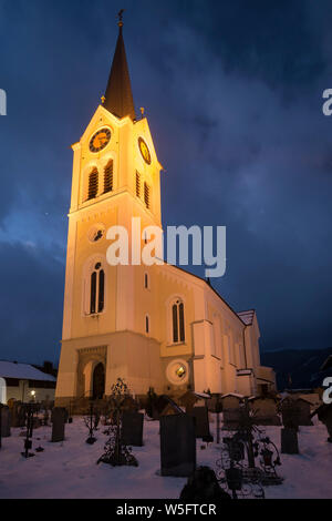 Austria, Kleinwalsertal (piccola valle Walser), Riezlern: torre della chiesa di Maria Opferung chiesa parrocchiale Foto Stock