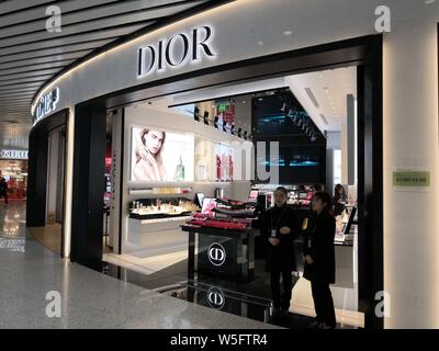 --FILE--dipendenti cinesi sono visibili nella parte anteriore di un negozio boutique di Dior nella città di Guangzhou, Cina del sud della provincia di Guangdong, 12 febbraio 2019. Mezza Foto Stock