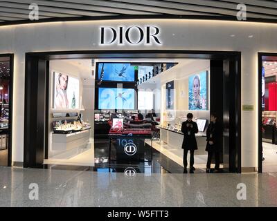 --FILE--dipendenti cinesi sono visibili nella parte anteriore di un negozio boutique di Dior nella città di Guangzhou, Cina del sud della provincia di Guangdong, 12 febbraio 2019. Mezza Foto Stock