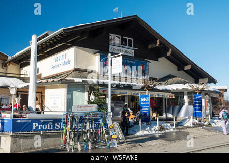 Austria, Kleinwalsertal (piccola valle Walser), Riezlern, ski service shop Foto Stock