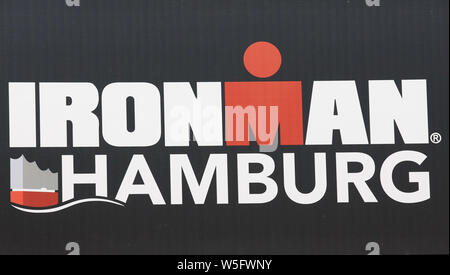 Amburgo, Germania. 28 Luglio, 2019. Triathlon Ironman: World Series/campionato tedesco, il logo con la scritta 'Ironman Amburgo' incombe sulla linea del traguardo. Credito: Georg Wendt/dpa/Alamy Live News Foto Stock