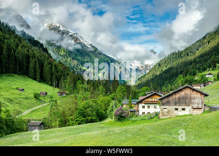Austria, Tirolo, Allgau Alpi, Hornbach valley, un lato Valle del Lech spartiacque Hinterhornbach village Foto Stock