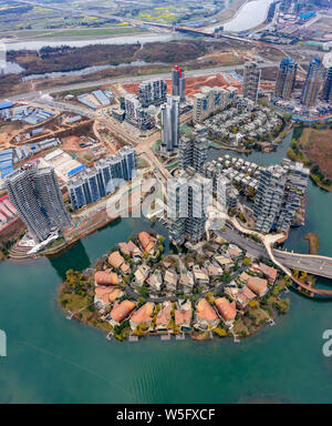 Una veduta aerea di Chengdu Wanhua Luxelakes Eco-City nella città di Chengdu, a sud-ovest della Cina di provincia di Sichuan, 5 marzo 2019. Il Luxelakes Eco-City è un n Foto Stock