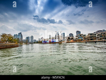 Una vista di Chengdu Wanhua Luxelakes Eco-City nella città di Chengdu, a sud-ovest della Cina di provincia di Sichuan, 5 marzo 2019. Il Luxelakes Eco-City è un nuovo arredo urbano Foto Stock