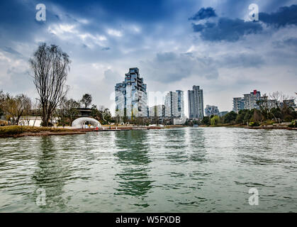 Una vista di Chengdu Wanhua Luxelakes Eco-City nella città di Chengdu, a sud-ovest della Cina di provincia di Sichuan, 5 marzo 2019. Il Luxelakes Eco-City è un nuovo arredo urbano Foto Stock