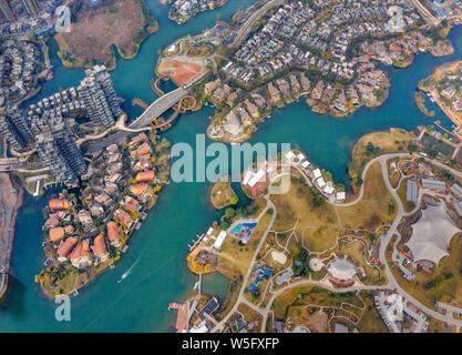 Una veduta aerea di Chengdu Wanhua Luxelakes Eco-City nella città di Chengdu, a sud-ovest della Cina di provincia di Sichuan, 5 marzo 2019. Il Luxelakes Eco-City è un n Foto Stock