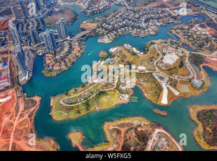 Una veduta aerea di Chengdu Wanhua Luxelakes Eco-City nella città di Chengdu, a sud-ovest della Cina di provincia di Sichuan, 5 marzo 2019. Il Luxelakes Eco-City è un n Foto Stock