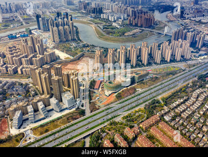 Una veduta aerea di Chengdu Wanhua Luxelakes Eco-City nella città di Chengdu, a sud-ovest della Cina di provincia di Sichuan, 5 marzo 2019. Il Luxelakes Eco-City è un n Foto Stock