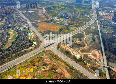 Una veduta aerea di Chengdu Wanhua Luxelakes Eco-City nella città di Chengdu, a sud-ovest della Cina di provincia di Sichuan, 5 marzo 2019. Il Luxelakes Eco-City è un n Foto Stock