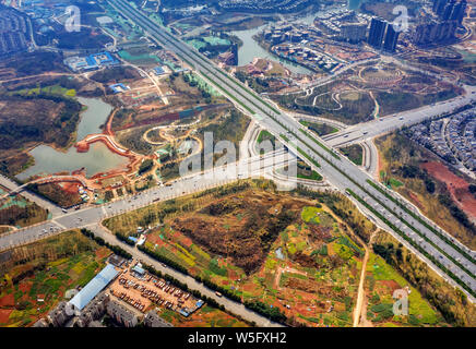 Una veduta aerea di Chengdu Wanhua Luxelakes Eco-City nella città di Chengdu, a sud-ovest della Cina di provincia di Sichuan, 5 marzo 2019. Il Luxelakes Eco-City è un n Foto Stock