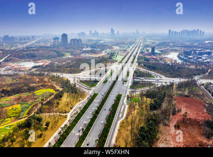 Una veduta aerea di Chengdu Wanhua Luxelakes Eco-City nella città di Chengdu, a sud-ovest della Cina di provincia di Sichuan, 5 marzo 2019. Il Luxelakes Eco-City è un n Foto Stock