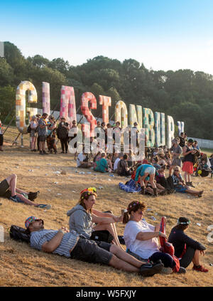 Di fronte alla folla la mitica "lettere di Glastonbury' sopra la zona del Parco Glastonbury Festival 2019 in Pilton, Somerset Foto Stock